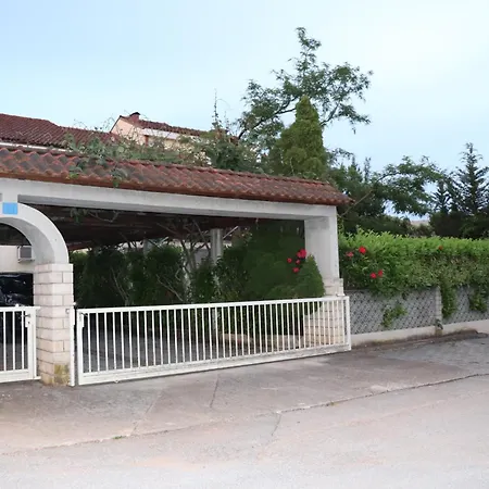 Apartment Zvezdica*** With Garden Zambratija (Istria)